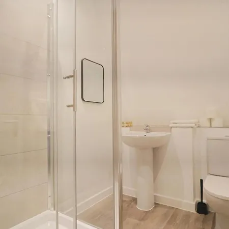 4 Bedroom Flat At Fitzhardinge House Apartament Bristol