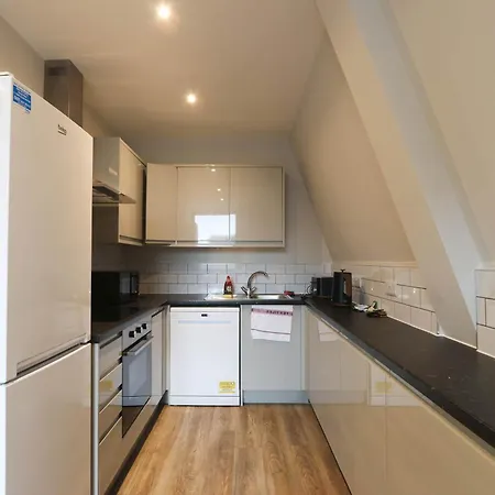 4 Bedroom Flat At Fitzhardinge House דירה בריסטול