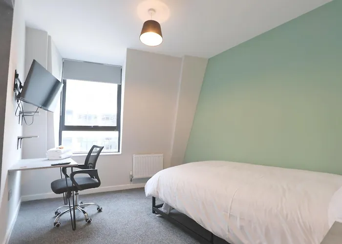 4 Bedroom Flat At Fitzhardinge House * Bristol