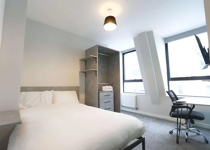 4 Bedroom Flat At Fitzhardinge House * Bristol